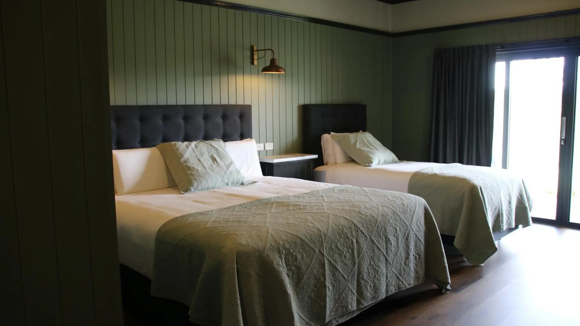 Dusty Hill Vineyard - Moffatdale Hotel Australia