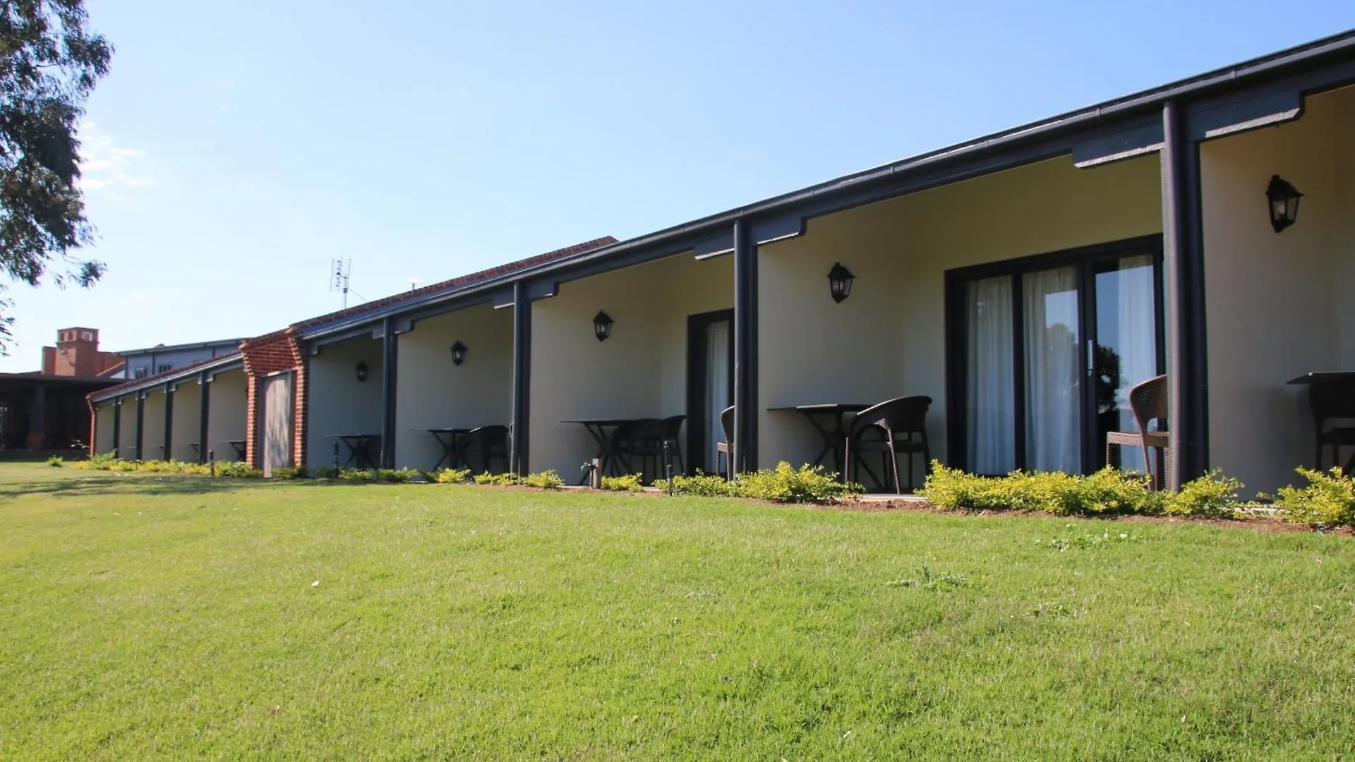 Dusty Hill Vineyard - Moffatdale Hotel 0*,  Australia