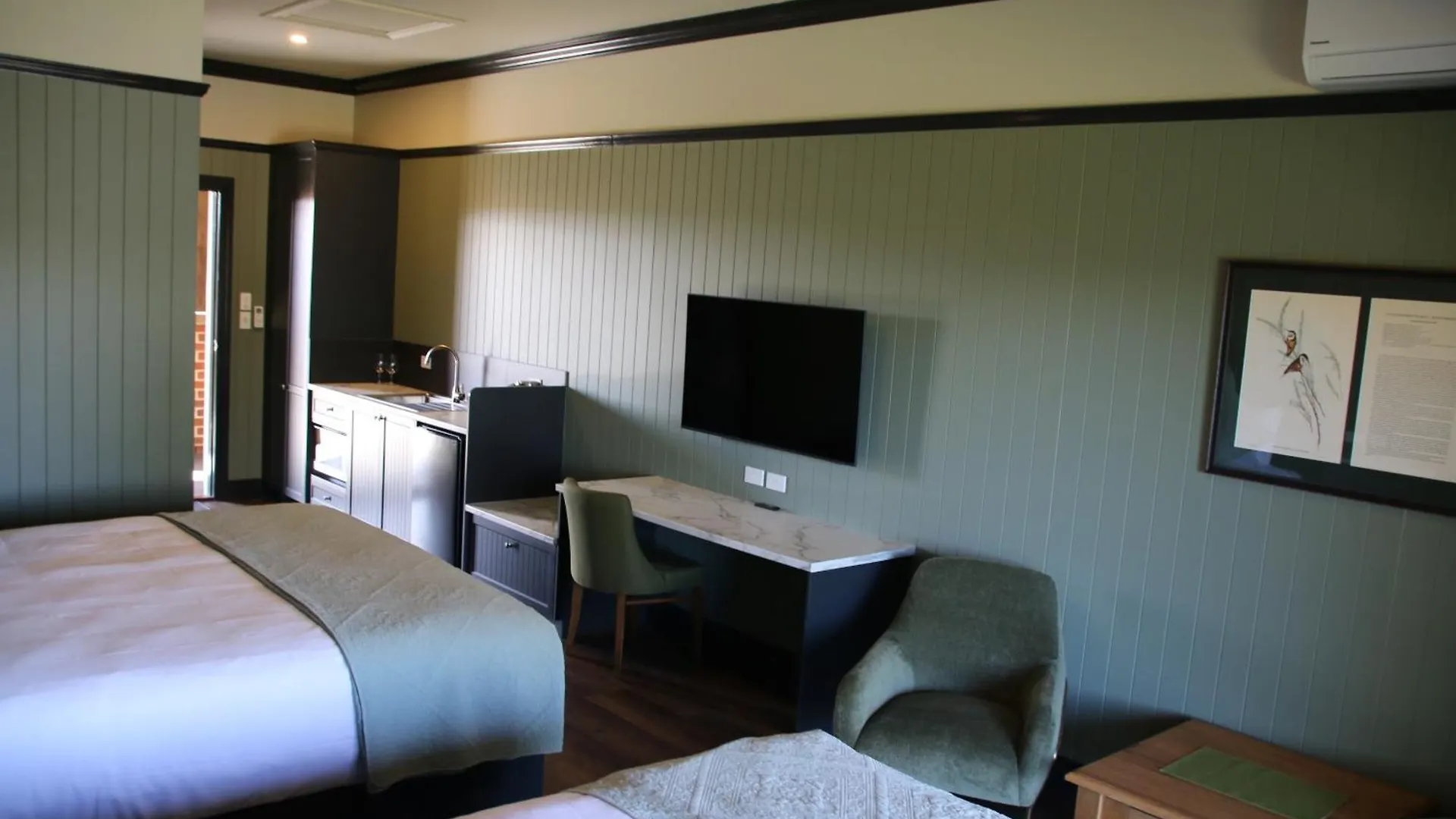 Dusty Hill Vineyard - Moffatdale Hotel