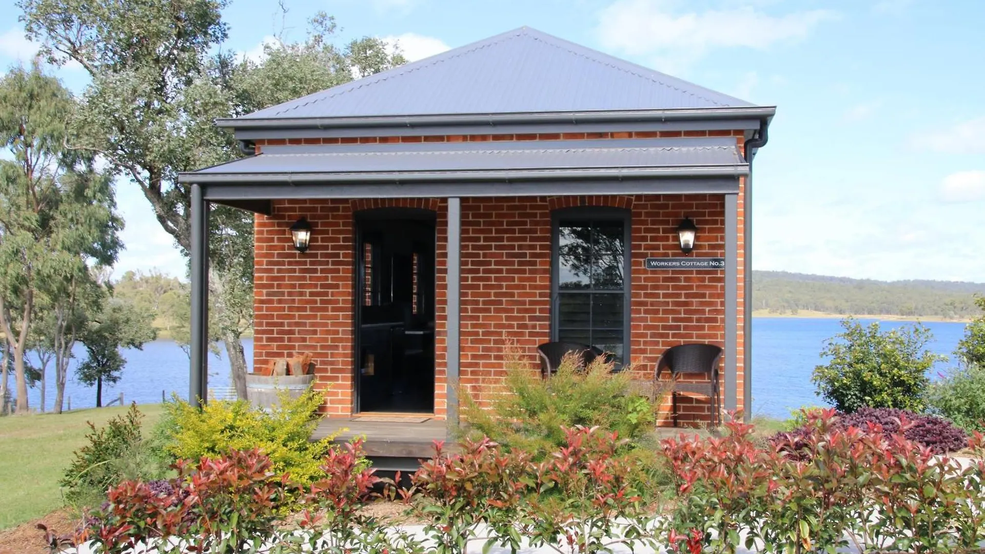 Dusty Hill Vineyard - Moffatdale Hotel